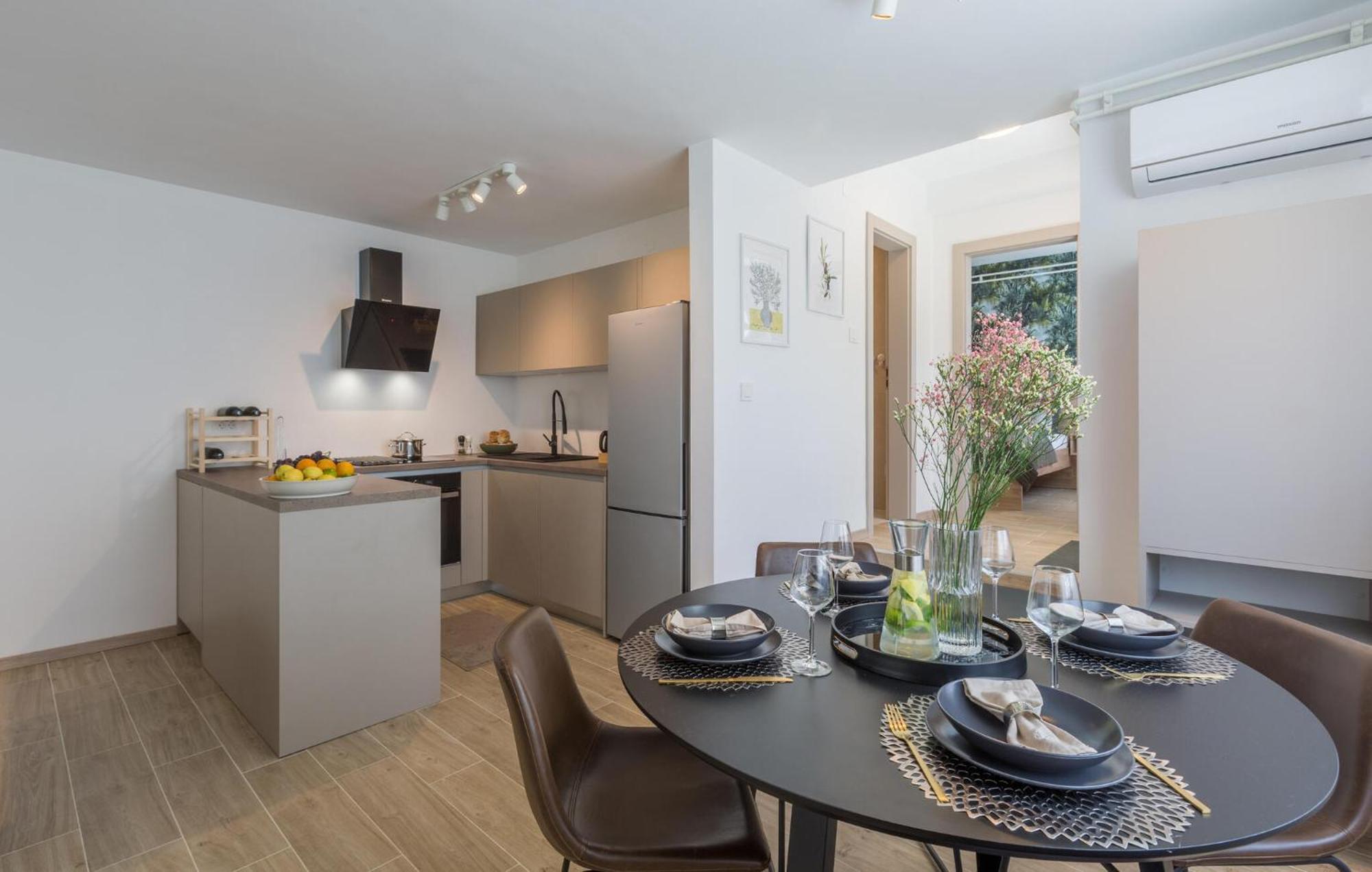 1 Bedroom Beautiful Apartment In Poreč Buitenkant foto